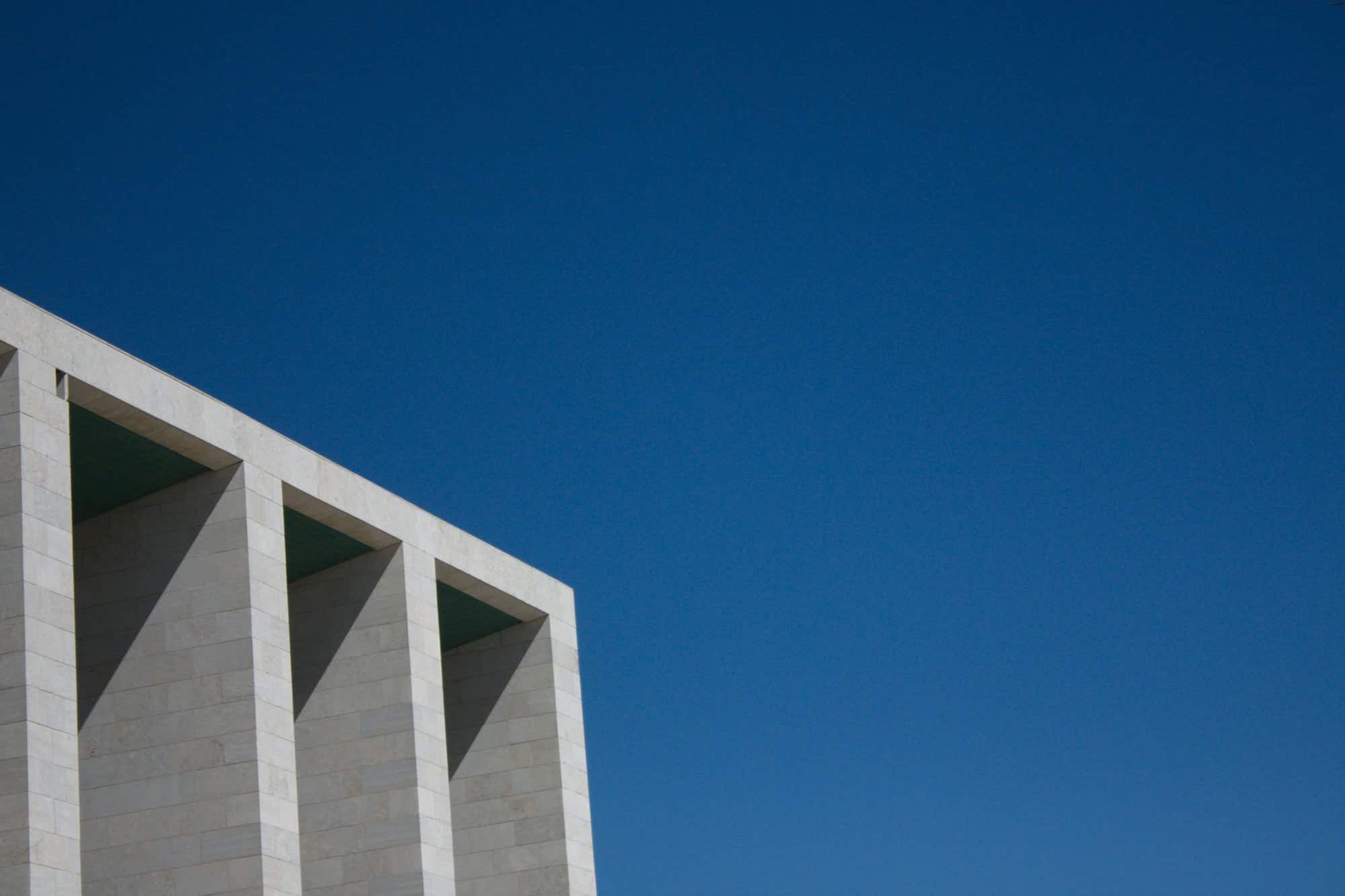 Façade de béton clair sous un ciel bleu
