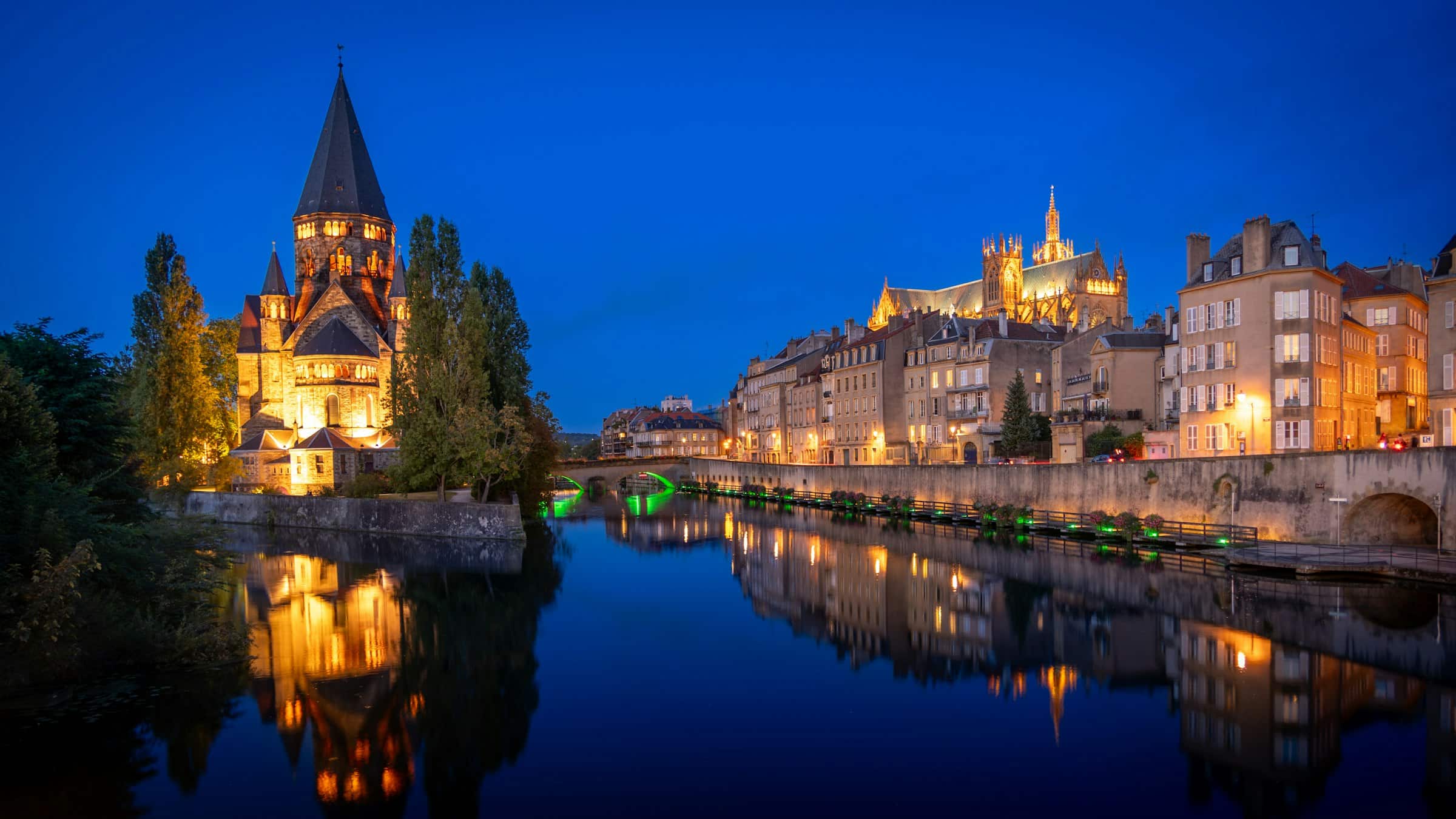 Le Temple Neuf de Metz illuminé à la nuit tombée