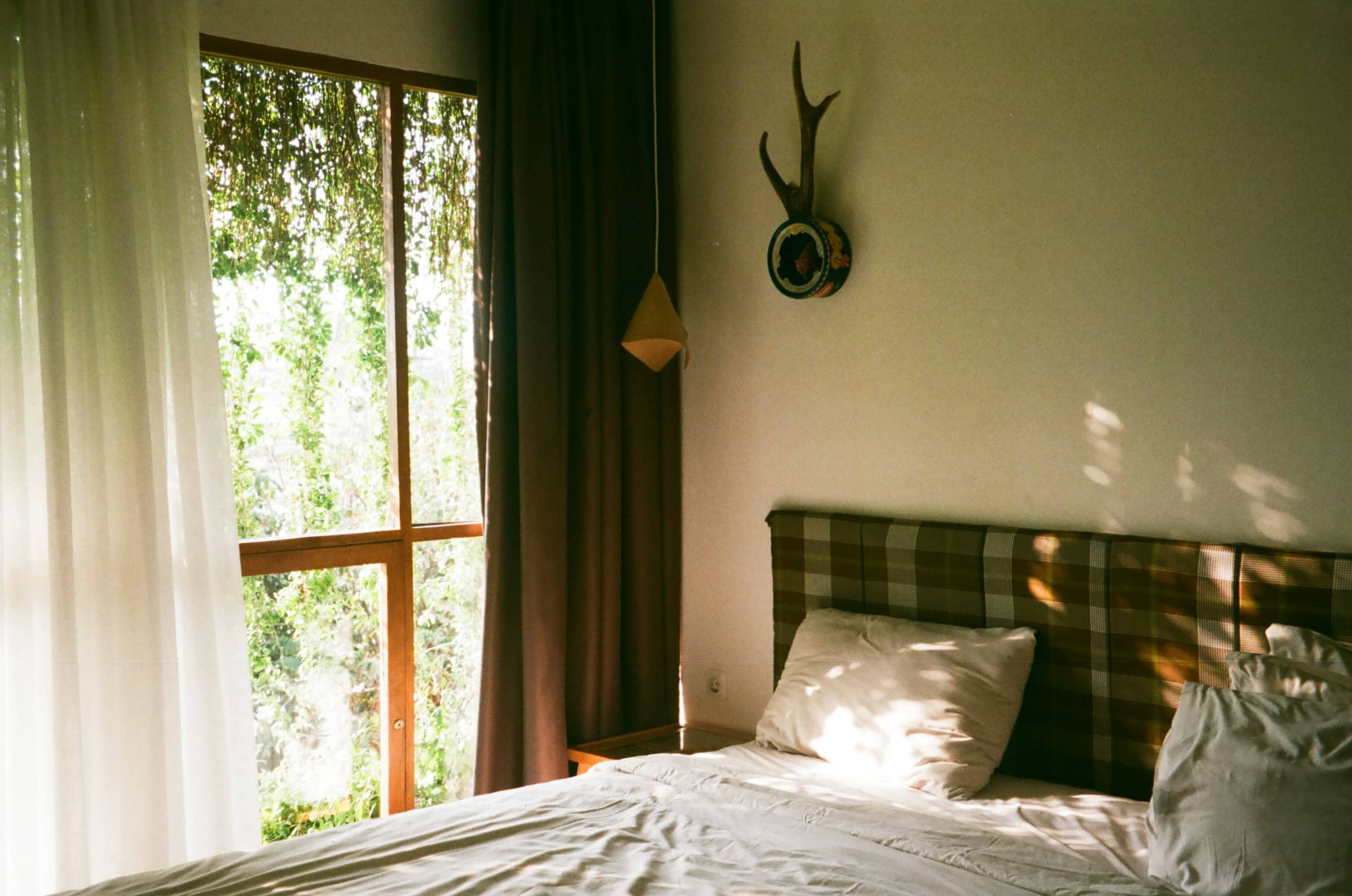 Chambre baignée de lumière du matin
