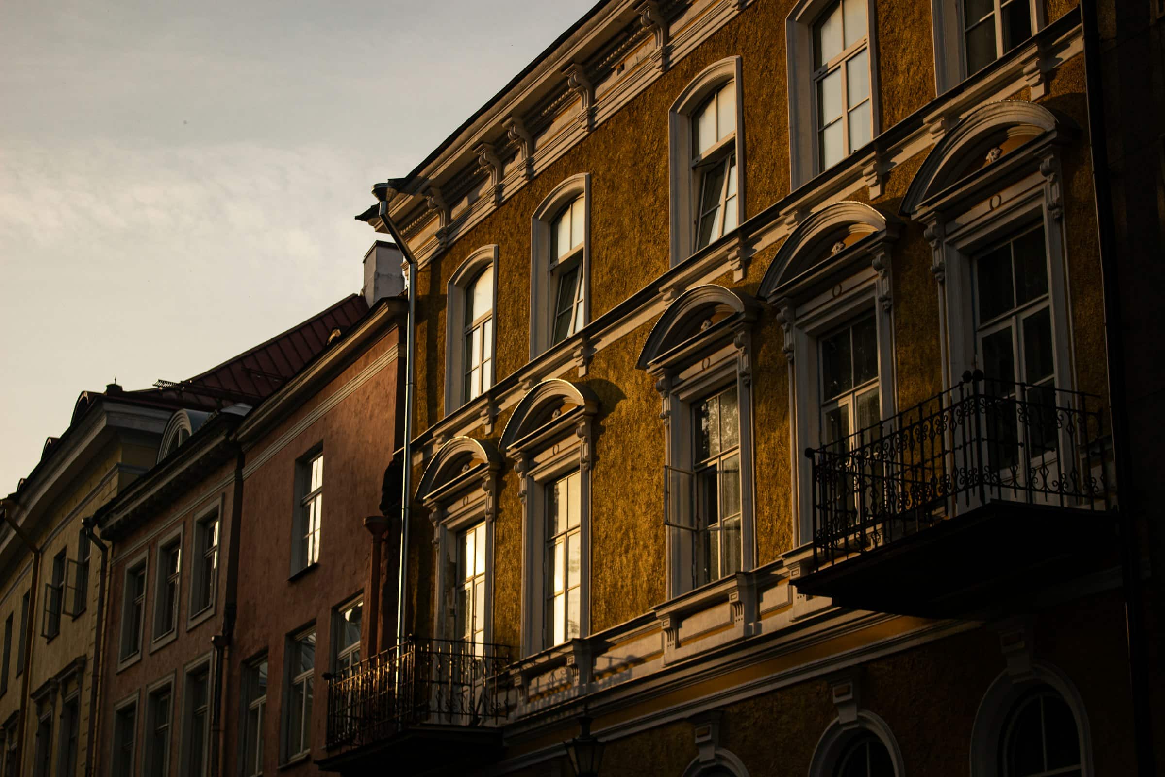 Façade à balcons baignée d’une lumière dorée de fin de journée