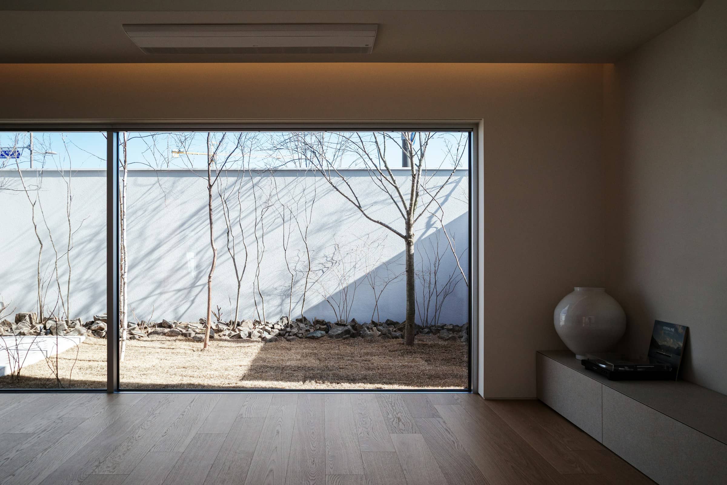Intérieur épuré ouvrant sur un jardin minéral