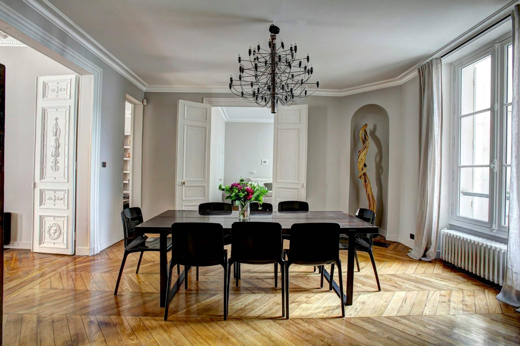 Séjour chaleureux mis en scène, parquet en point de Hongrie et lustre ancien