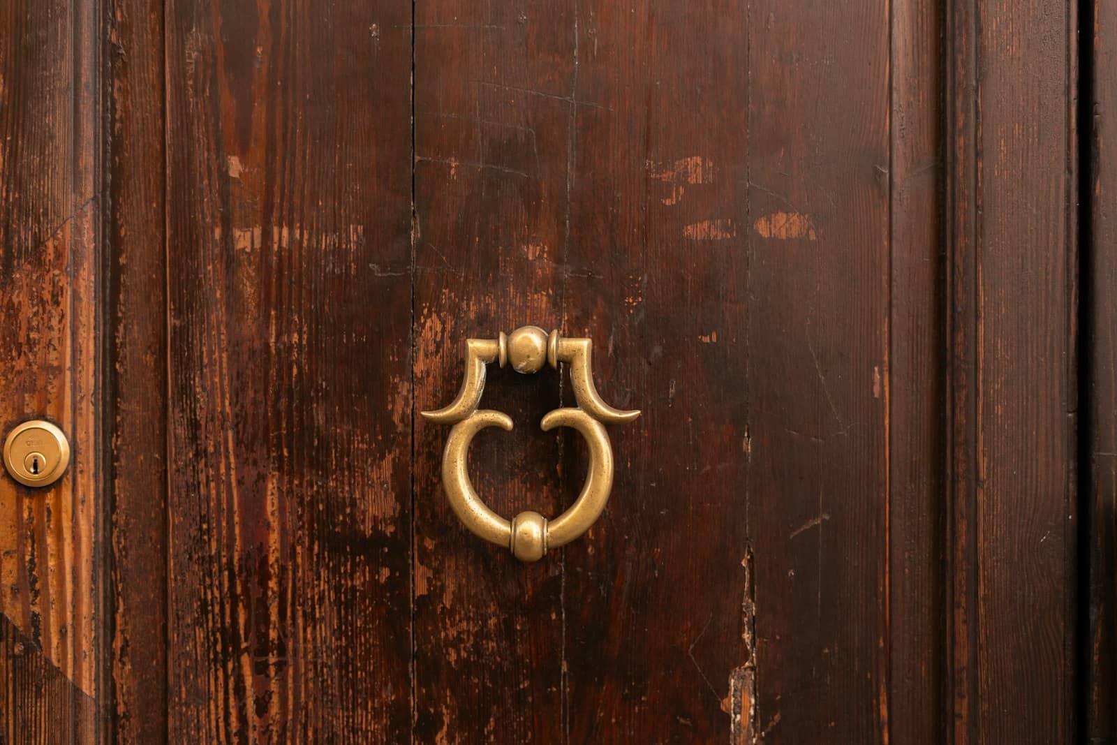Anneau de laiton sur une porte en bois