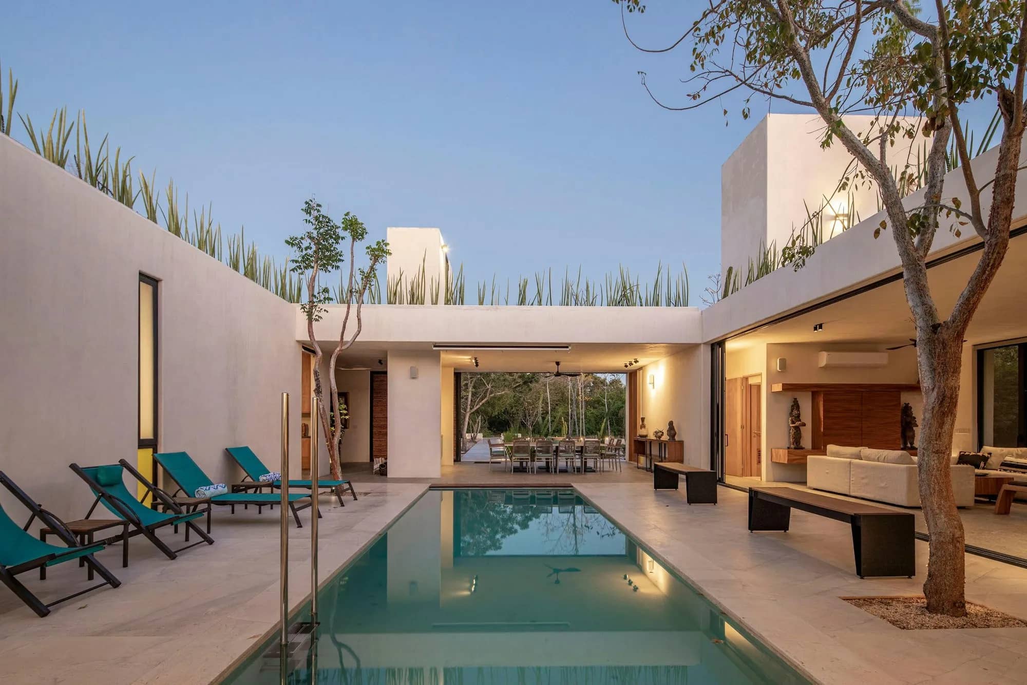 Terrasse et piscine d’une villa contemporaine, en lumière dorée de fin d’après-midi